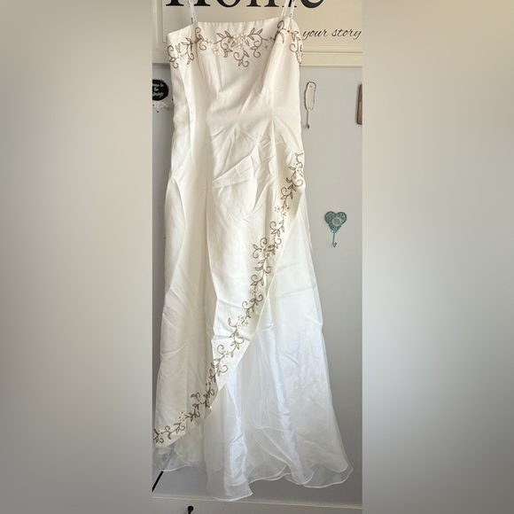 Elegant White Strapless Dress with Embroidery - Picture 1 of 3